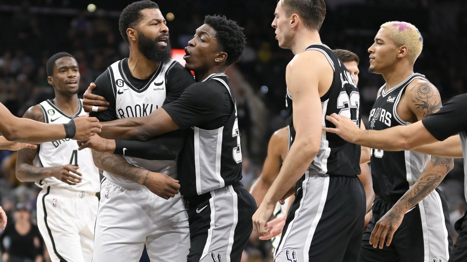 Ostra zadyma i chaos na parkiecie w NBA. Jeremy Sochan powalił rywala chwytem judo