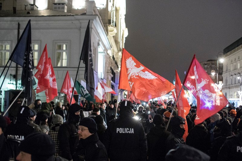 Dziś pod Pałacem Prezydenckim manifestanci z ONR domagali się od prezydenta Dudy podpisania ustawy o IPN.