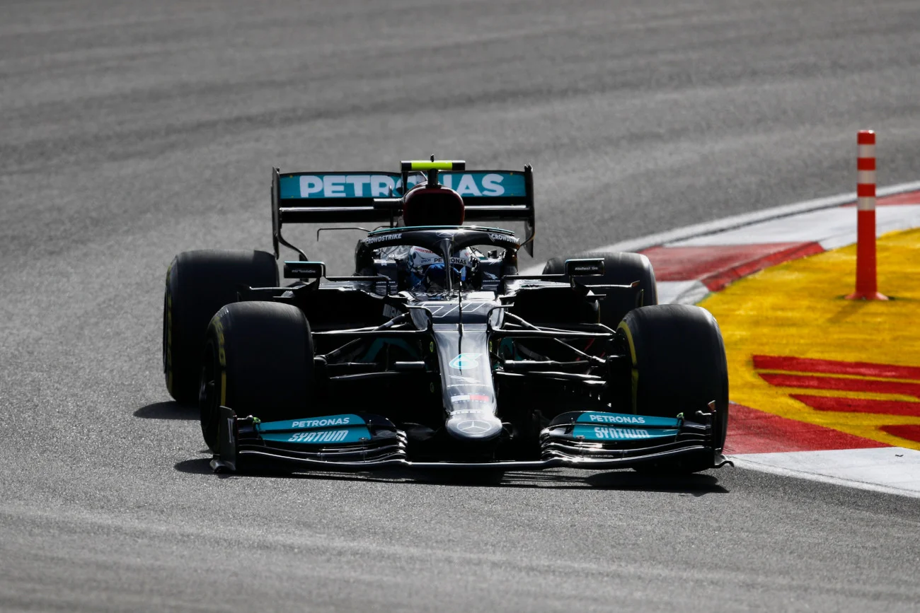 Brytyjczyk Lewis Hamilton był najszybszy podczas obu piątkowych sesji treningowych przed Grand Prix Turcji.