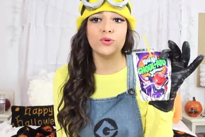 Bethany Mota prezentuje swoje haloweenowe zakupy.