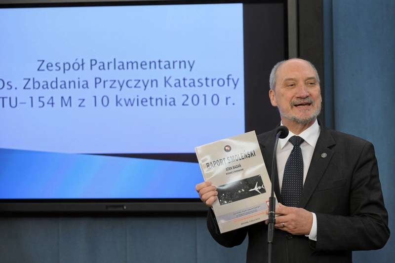 Konferencja z udziałem ekspertów Macierewicza, póki co, się nie odbędzie