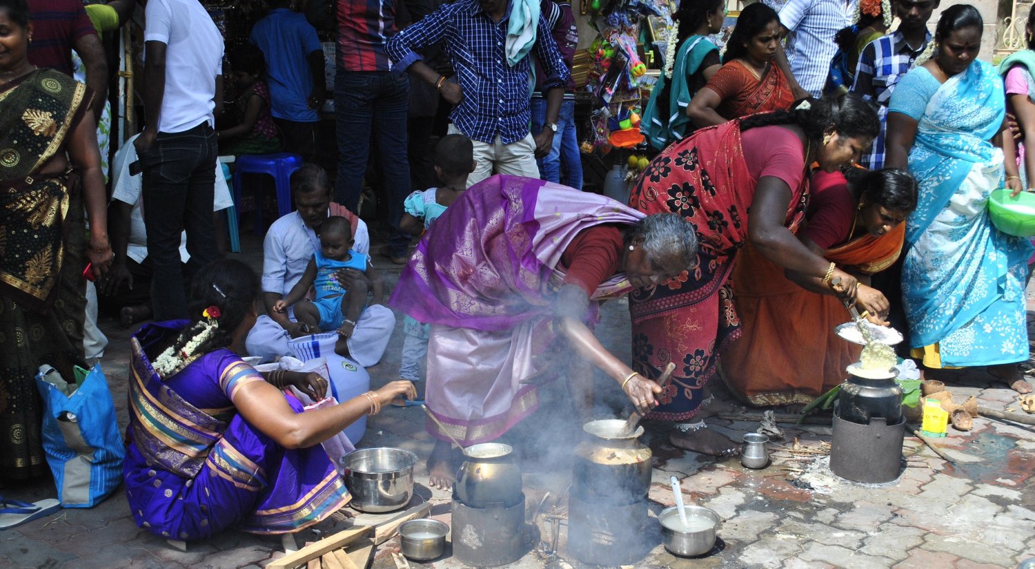 Kobiety gotujące na ulicy. Madurai, Indie