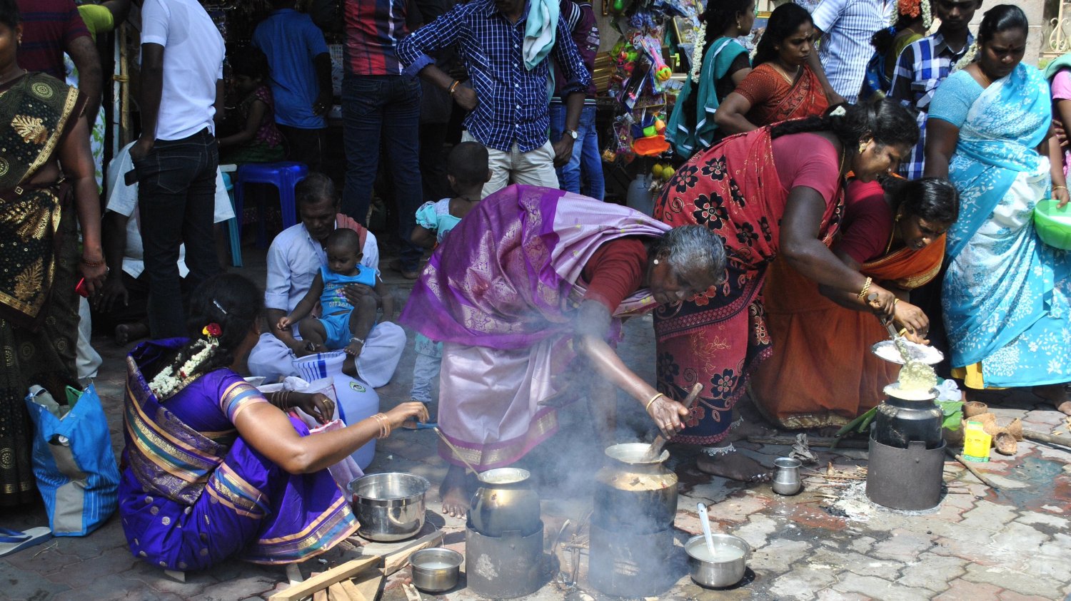 Kobiety gotujące na ulicy. Madurai, Indie