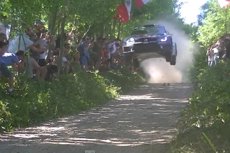 Pędzące samochody o włos mijały kibiców stojących zaskakująco blisko trasy.