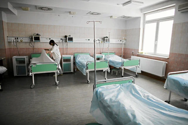 Aby pielęgniarka mogła godziwie zarabiać musi szukać dodatkowego zatrudnienia w sferze prywatnej.