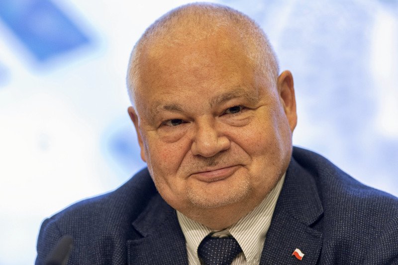 Prezes NBP Adam Glapiński po raz kolejny musiał odpowiadać na pytania dotyczące płac w NBP.