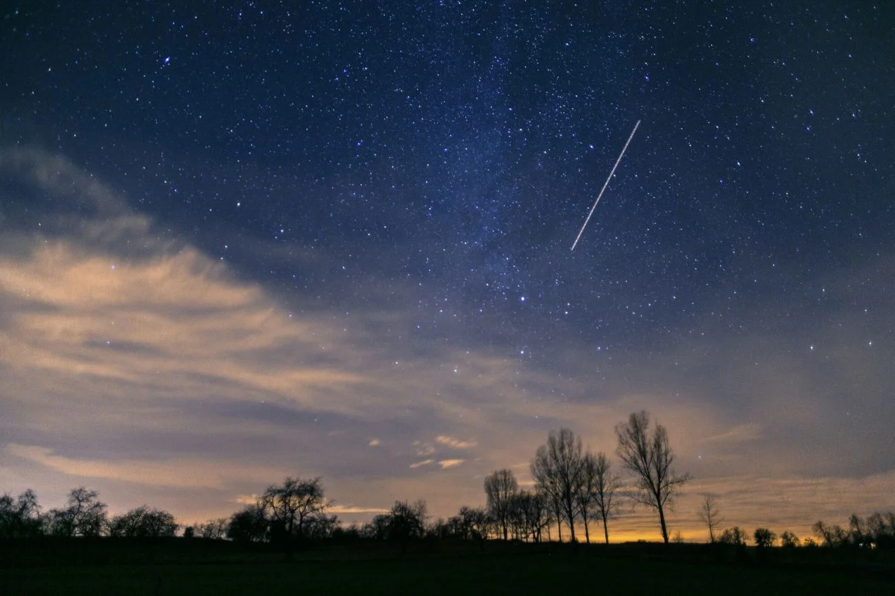 Zbliża się deszcz meteorów. Wtedy spójrz w niebo. Deszcz meteorytów na niebie. Wtedy rozpocznie się spektakl.