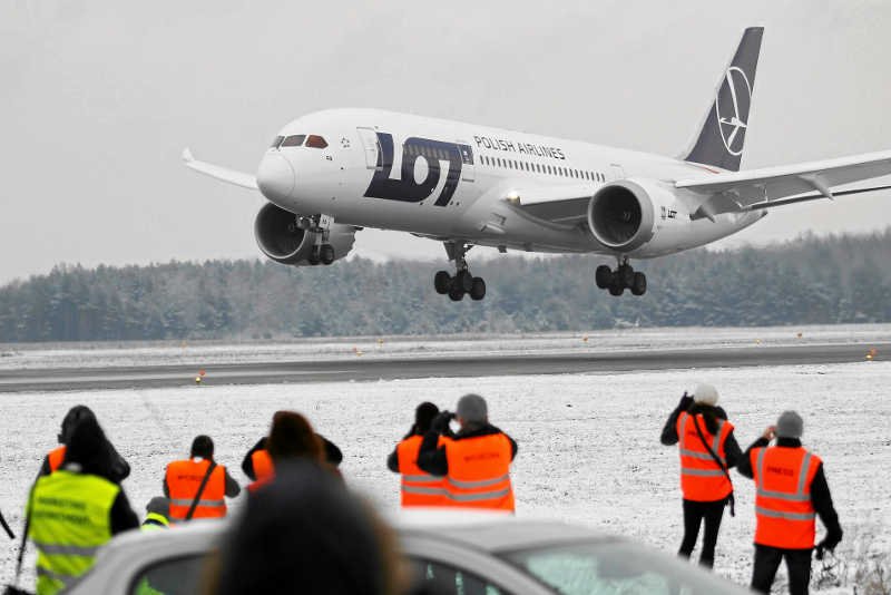 Związki zawodowe torpedują starania władz PLL LOT o przetrwanie spółki.