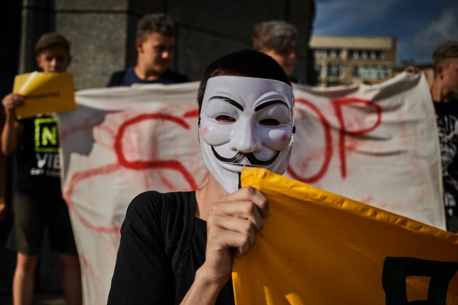 Tomasz Poręba z PiS alarmuje o końcu wolności słowa w internecie, która ma nadejść wraz z przyjęciem dyrektywy o ACTA2.