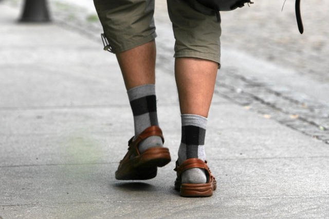 Sandały i skarpetki - to chyba najgorsze możliwe zestawienie.