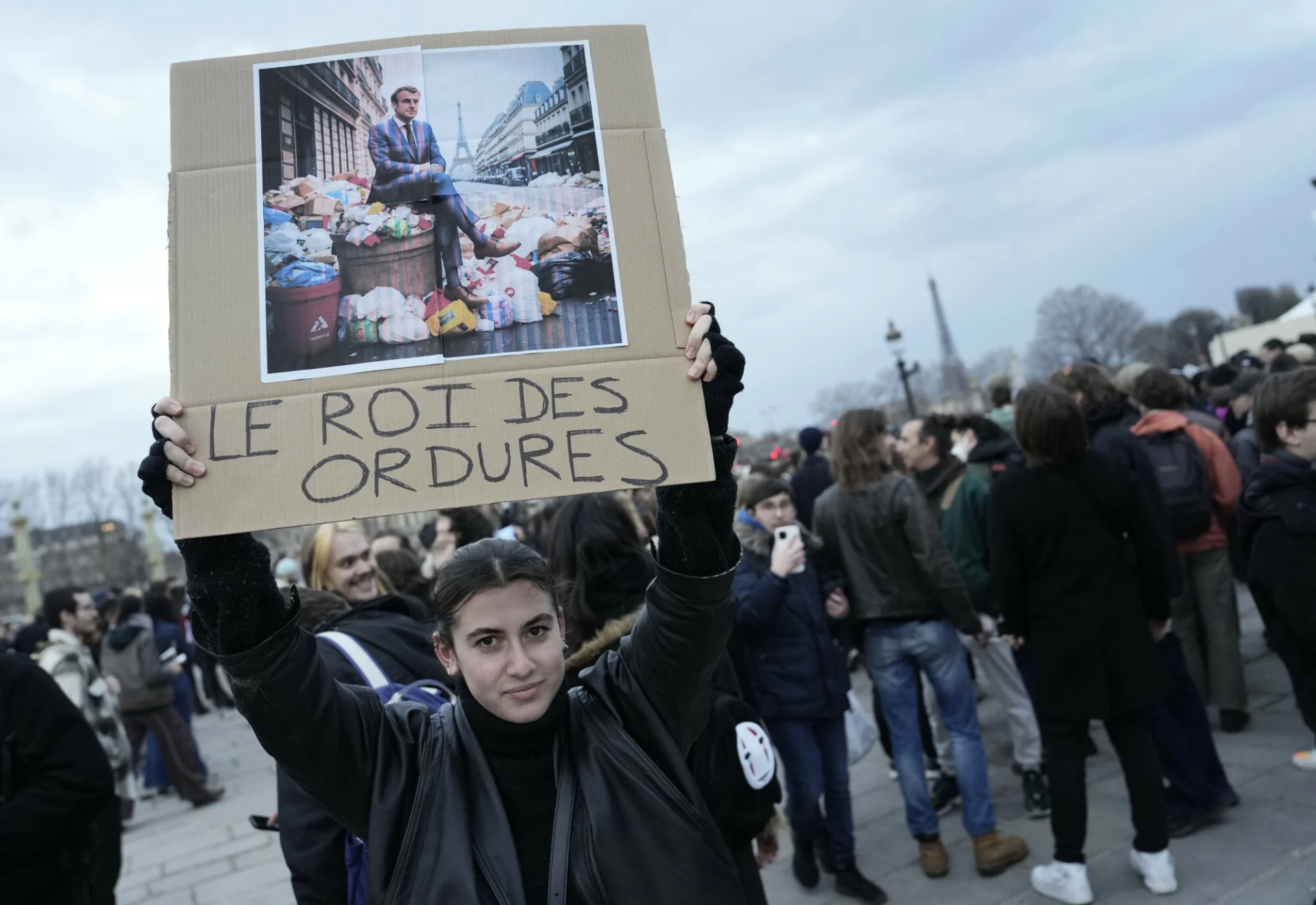 Zgromadzenie Narodowe we Francji zagłosuje nad wotum nieufności dla rządu.