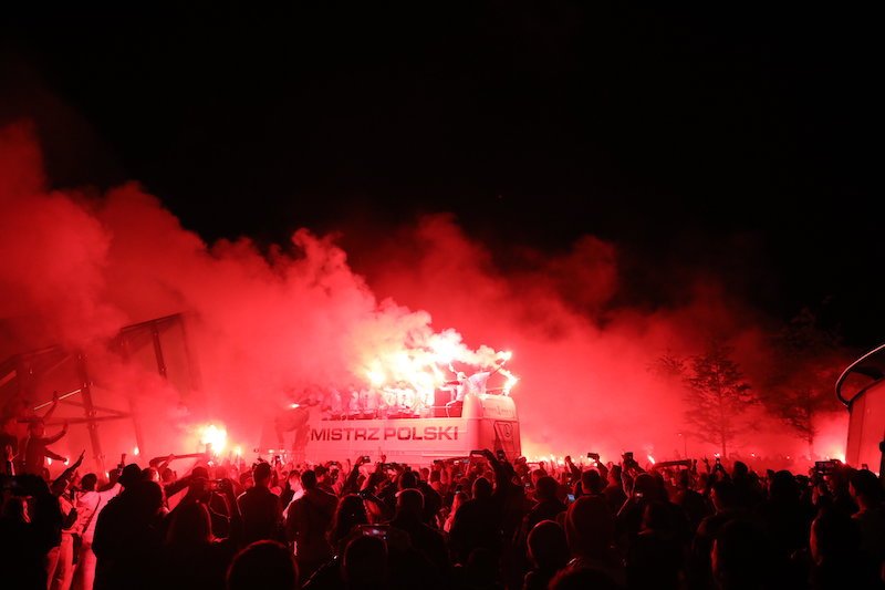 Tłum kibiców Legii Warszawa świętował mistrzostwo. Odpalono race i petardy.