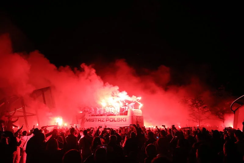 Tłum kibiców Legii Warszawa świętował mistrzostwo. Odpalono race i petardy.