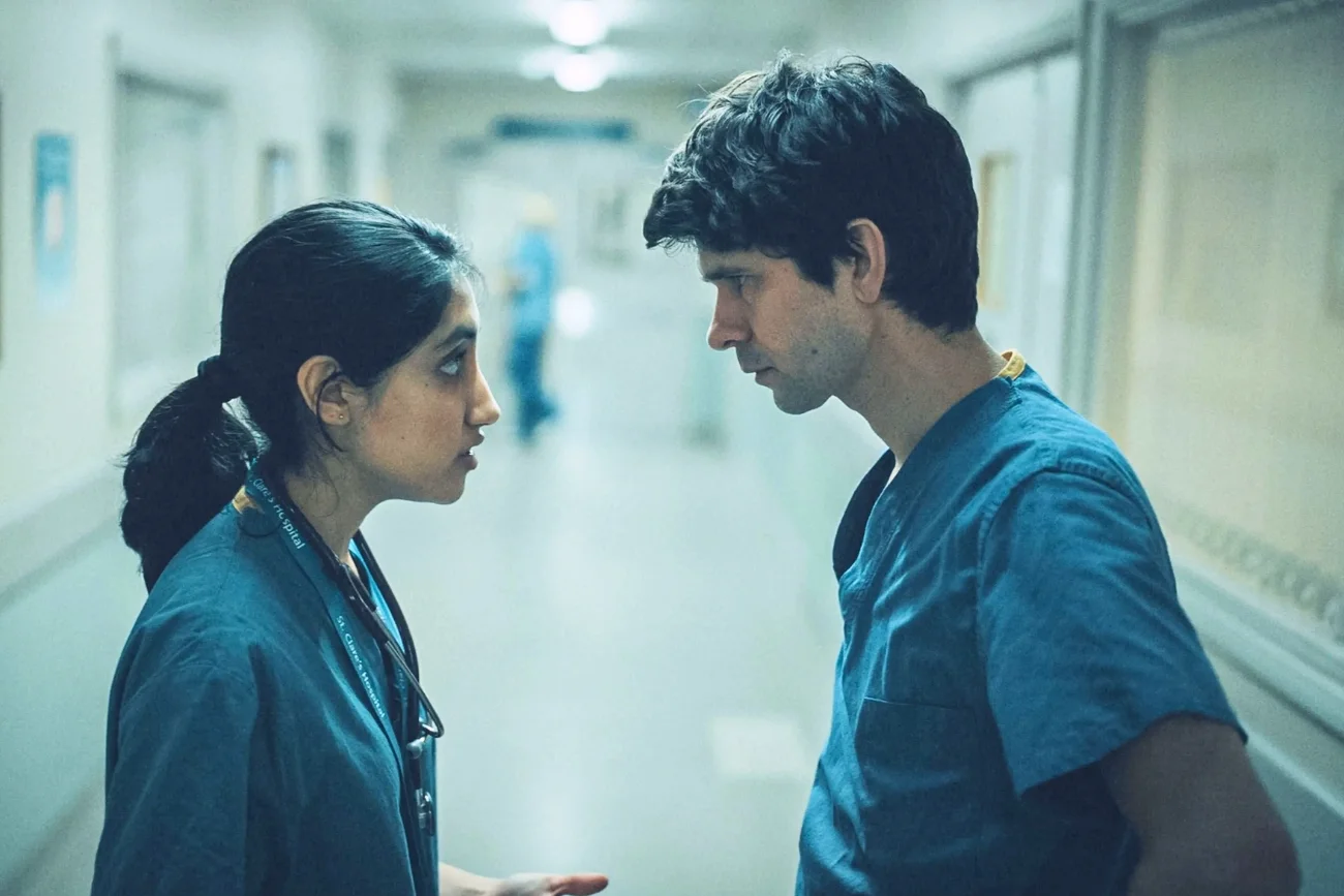 Ambika Mod i Ben Whishaw w serialu "Będzie bolało"