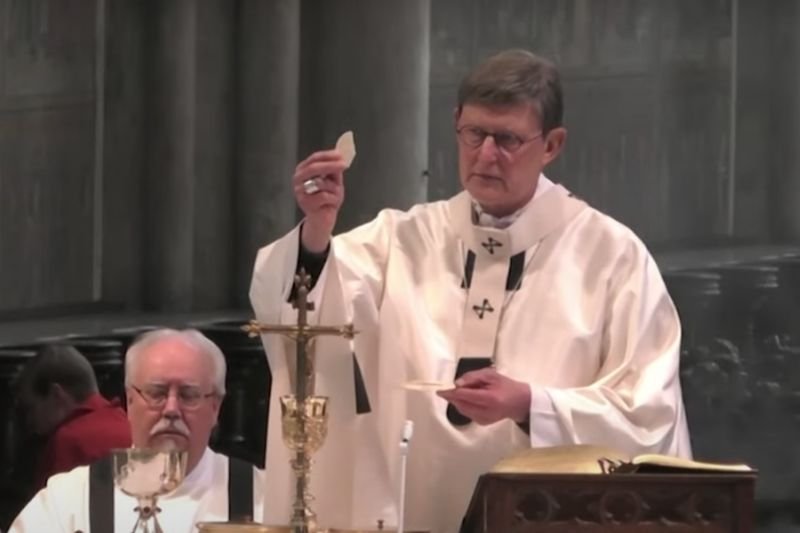 Kard. Rainer Woelki jest oskarżany o tuszowanie przypadków pedofilii wśród księży. Wkrótce ma jednak ujawnić nowy raport o nadużyciach.