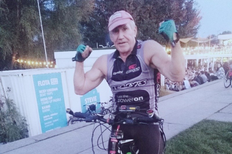 Pan Zbigniew uwielbia jeździć na rowerze i tańczyć nad Wisłą