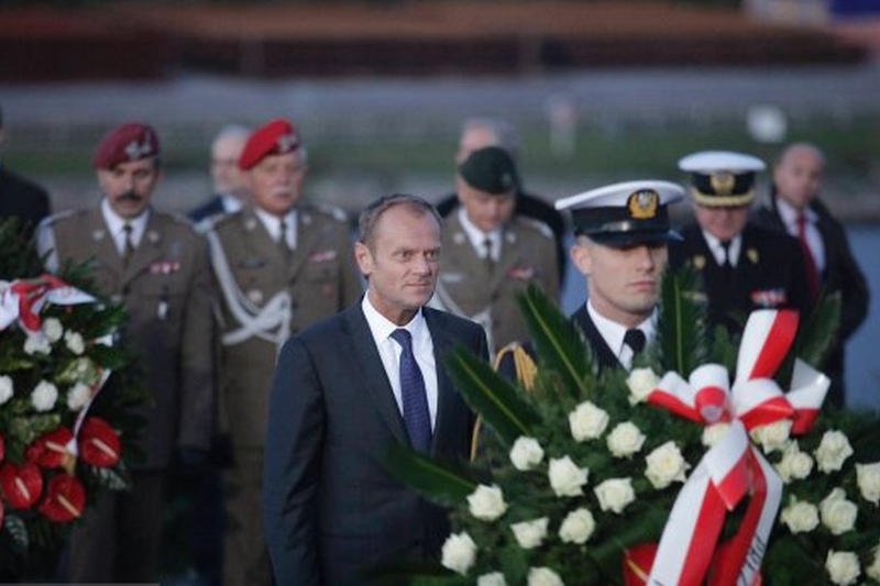 Tusk na Westerplatte: "Patrząc na tragedię Ukrainy wiemy, że wrzesień 1939 roku nie może się powtórzyć". Zdjęcie z 2013 r.