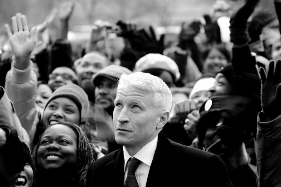 Anderson Cooper, dziennikarz CNN relacjonuje z The Mall w Waszyngtonie, na dzień przed inauguracją Baracka Obamy na prezydenta Stanów Zjednoczonych