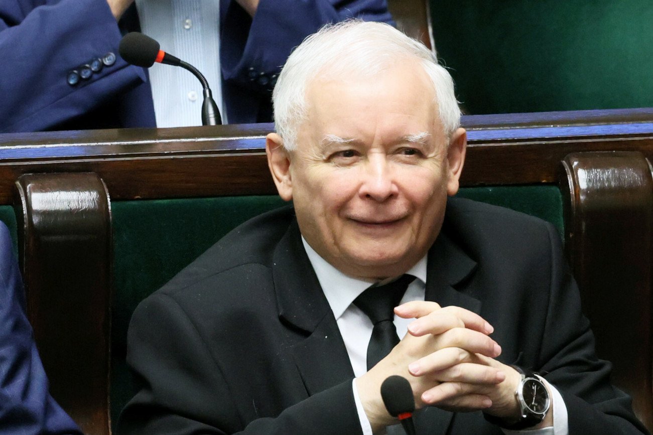 Sondaż dla doRzeczy: Wzrost poparcia dla PiS i znaczny spadek dla opozycji.