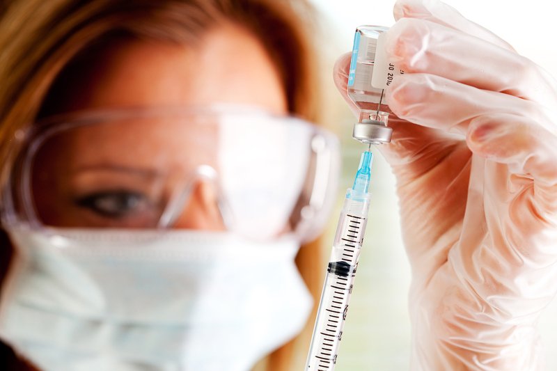 Temat szczepionek wywołuje burzliwe dyskusje wśród rodziców z całego świata.