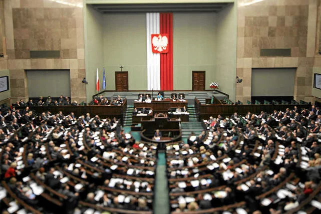 Posłowie na sali plenarnej pracują na nieopodatkowane diety
