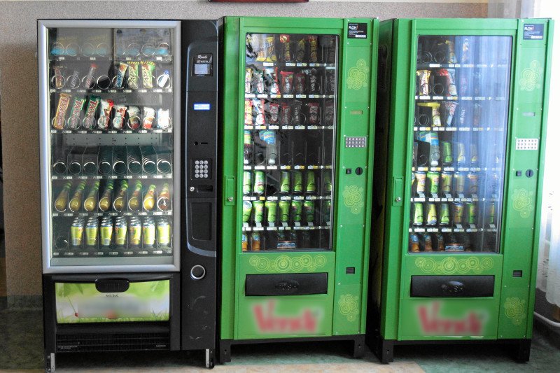 Vending, czyli jedzenie i picie z szafy. Na automatach zarobisz nawet 25 tys. zł miesięcznie. "Biznes dla każdego"