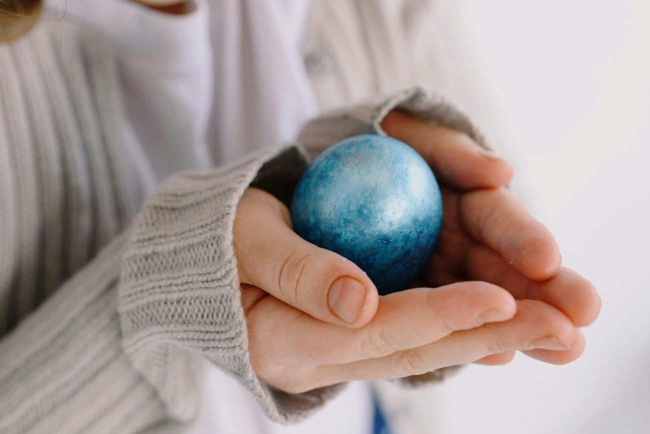 Łatwy sposób na marmurkowe jajka. Wystarczy jeden składnik.