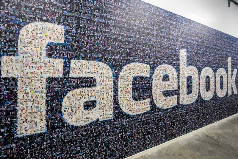 W założeniu podatek cyfrowy ma sprawić, że takie firmy jak Facebook, Google czy Uber zaczną płacić podatki tam, gdzie zarabiają pieniądze na swojej działalności.