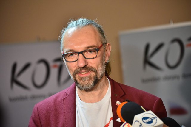 Mateusz Kijowski nie zamierza rezygnować z pełnienia funkcji szefa regionu mazowieckiego KOD.