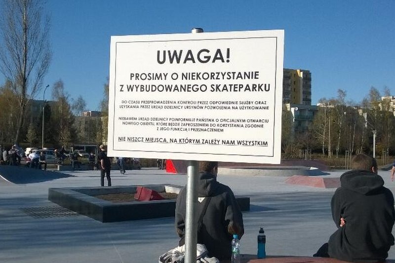 Ta tablica informacyjna z Ursynowa nie pomaga Piotrowi Guziałowi w tworzeniu wizerunku skutecznego i nowoczesnego samorządowca.