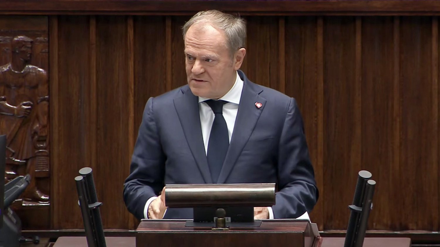 Tusk w Sejmie wyszedł na mównicę. I tak "wyciągnął rękę", iż nagle się zagotowało