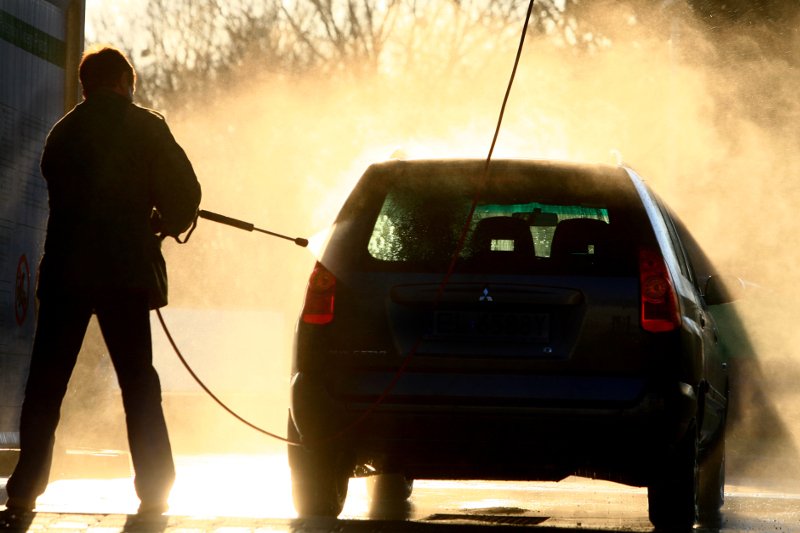 Na myjni bezdotykowej czasem umyjemy auto za pięć złotych, a czasem... nie uda się to i za dziesięć.