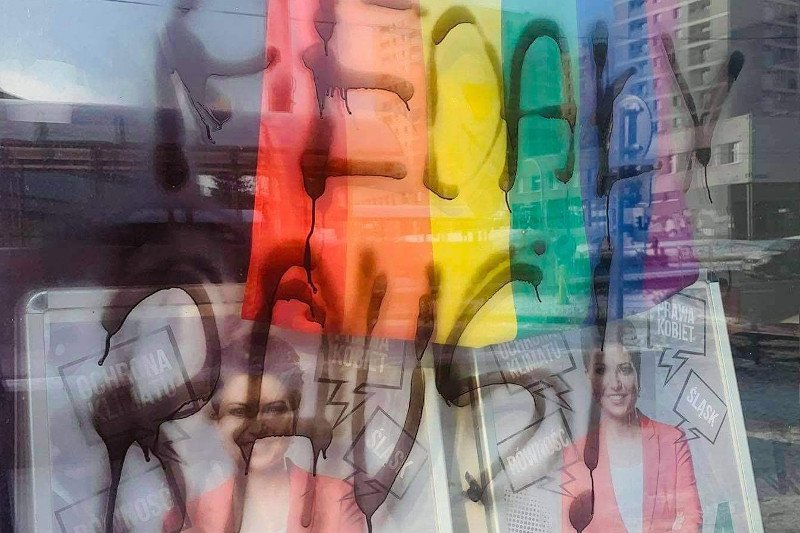 Ktoś pomalował szybę w biurze posłanki Moniki Rosy.