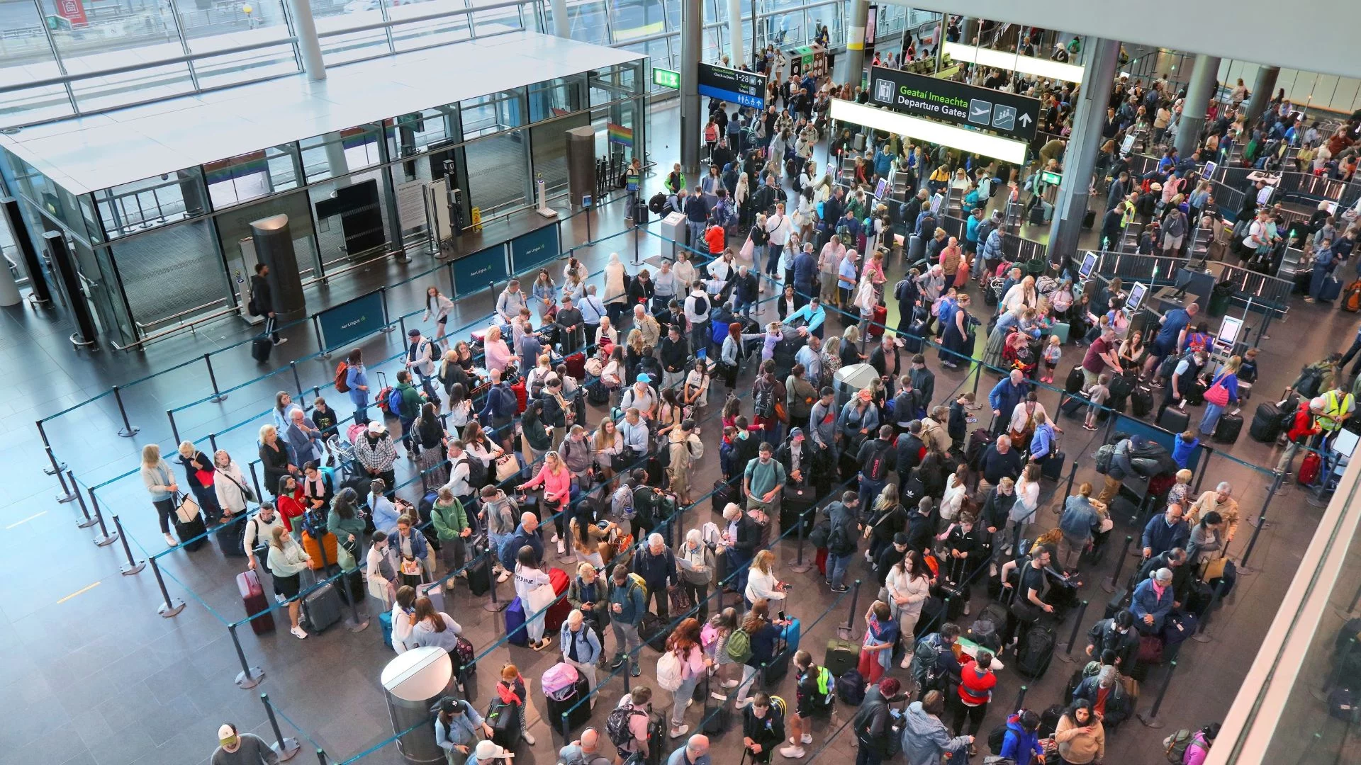 W okresie Bożego Narodzenia potrafi się spóźniać blisko co drugi samolot W okresie Bożego Narodzenia świętowanie psują opóźnienia lotów