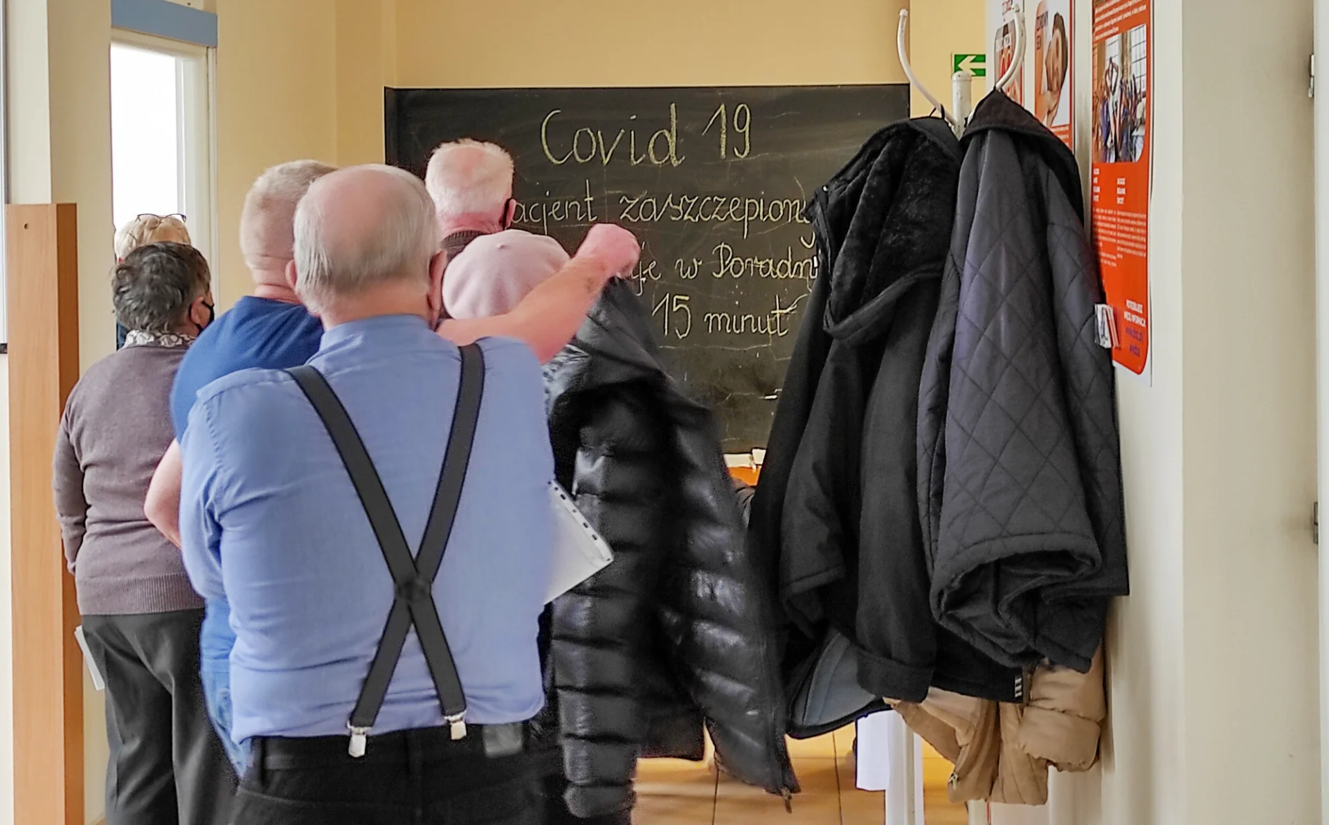 Kolejka do szczepień na Covid-19. Kolejka do szczepień na Covid-19.