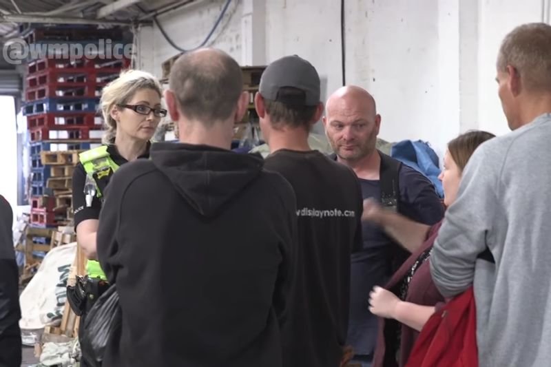 Nie trzeba paść ofiarą handlarzy ludźmi, by trafić w miejsce przypominające obóz pracy.