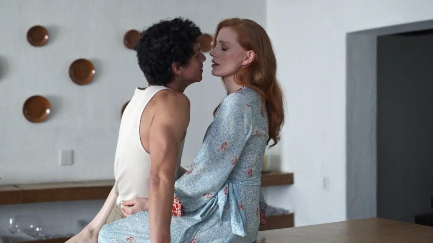 Isaac Hernández (Fernando) i Jessica Chastain (Jennifer) w filmie "Dreams".