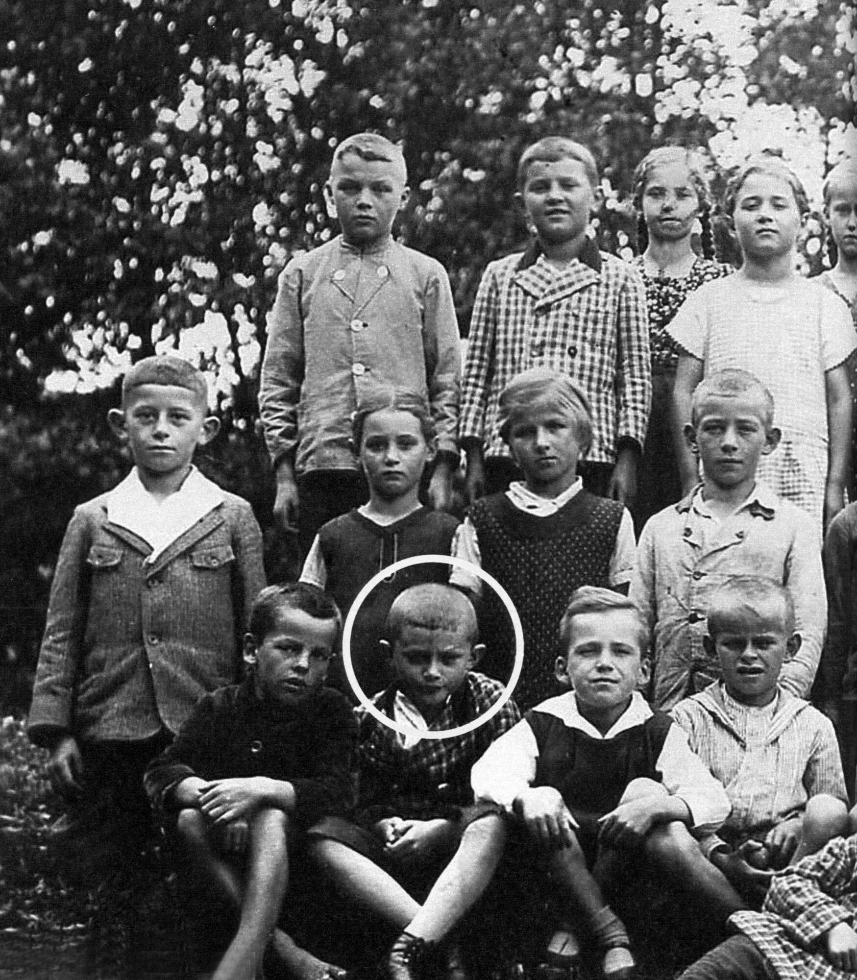Joseph Ratzinger wraz z innymi dziećmi w 1937 r.
