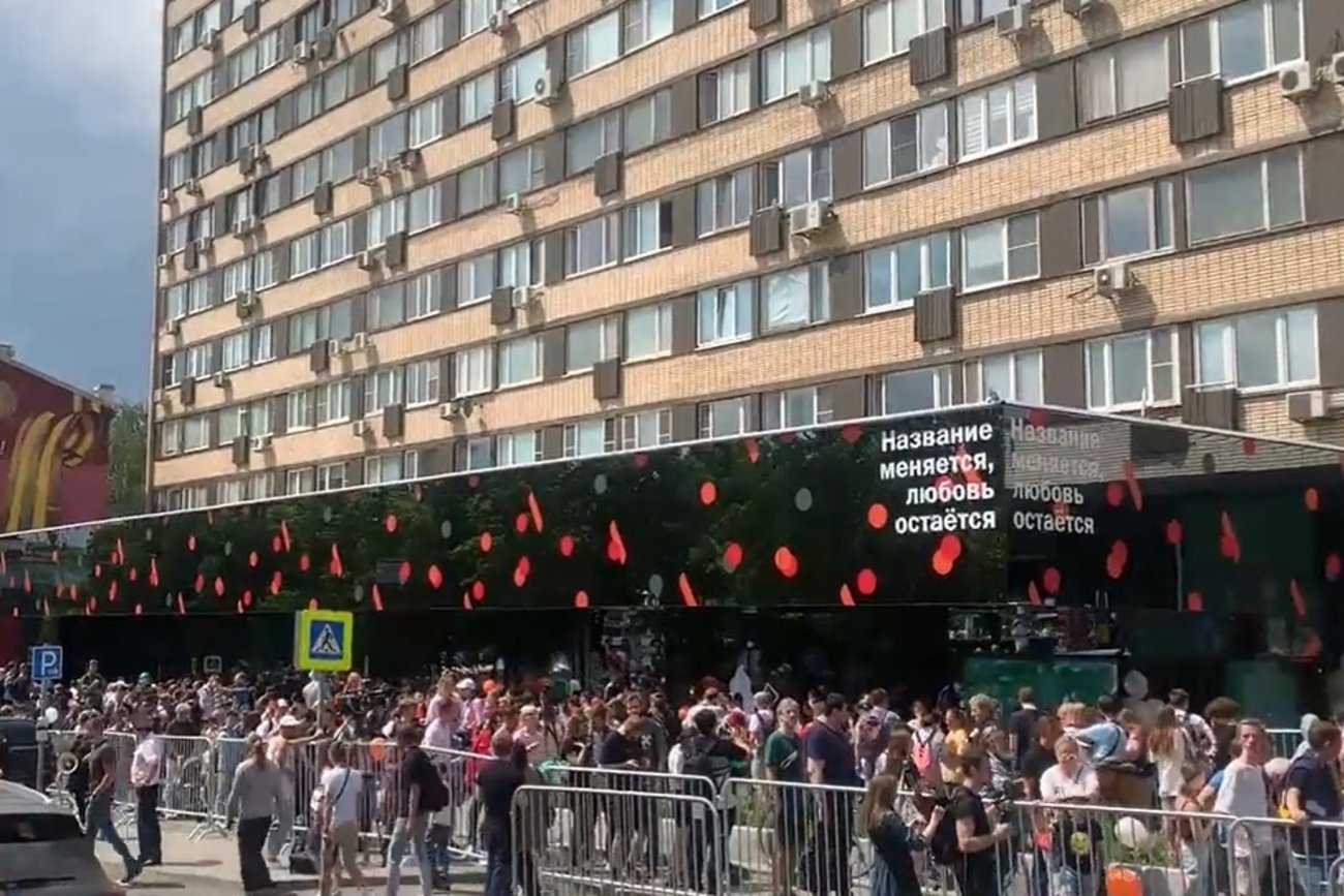 W Moskwie otworzyła się rosyjska podróbka restauracji McDonald's. Na otwarciu tłumy Rosjan.