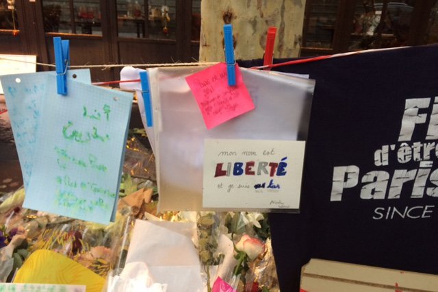 Gdy paryżanie rozmawiają o piątkowych zamachach, zawsze przyjmują szerszą perspektywę.