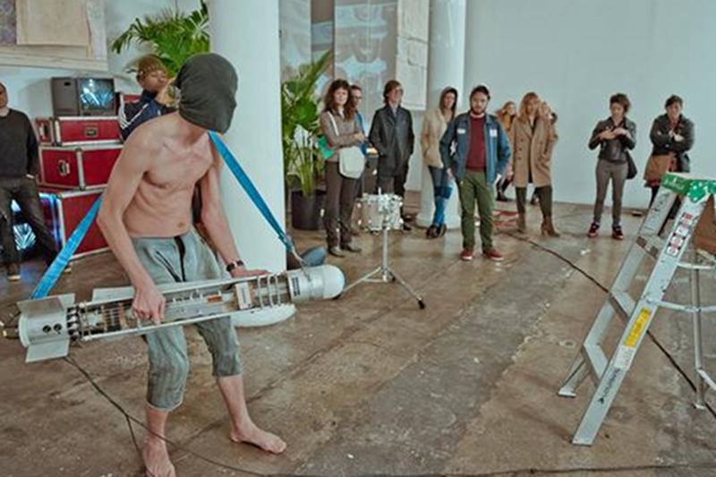 Zdjęcia z performance Szlagi i Smoleńskiego w nowojorskiej Fridman Gallery
