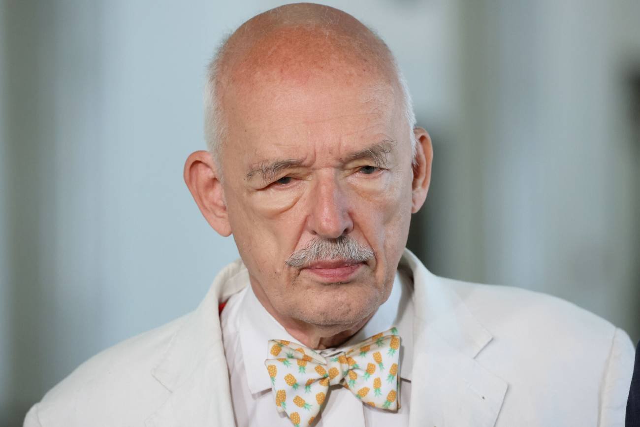 Korwin-Mikke przemawia na wakacyjnej trasie. Stoi na skrzynce po piwie