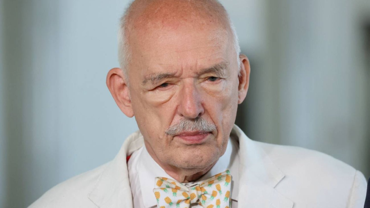 Korwin-Mikke przemawia na wakacyjnej trasie. Stoi na skrzynce po piwie