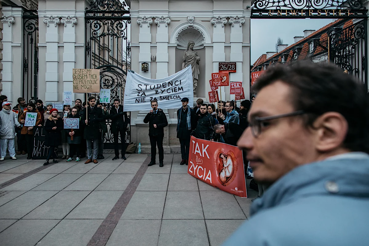 Niezbyt liczna demonstracja zorganizowana przez Akcję Studentów.