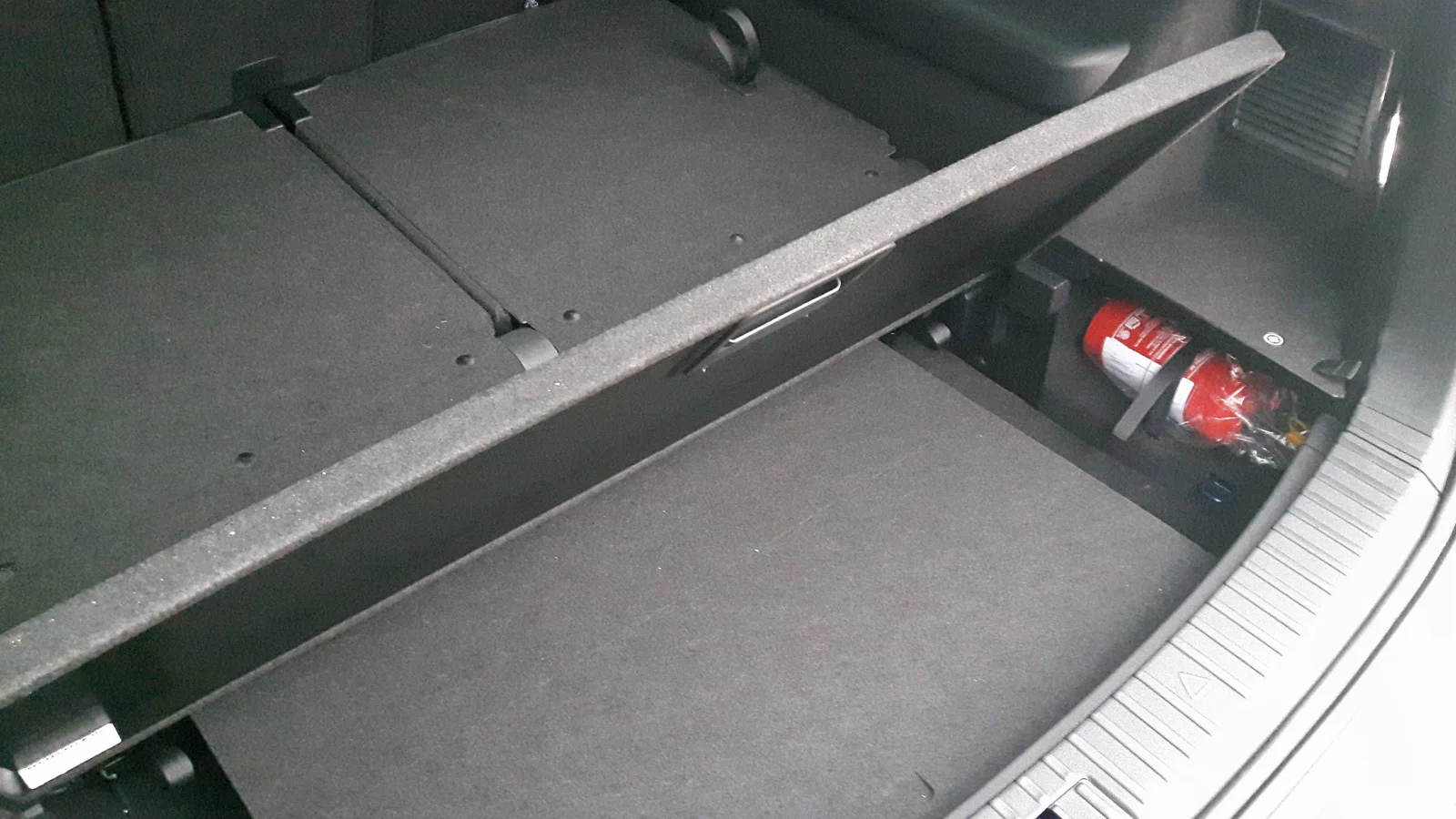 Bagażnik jest olbrzymi, ale jakby komuś zabrakło miejsca na laptopa czy teczkę z dokumentami, to jest pusta przestrzeń pod półką.