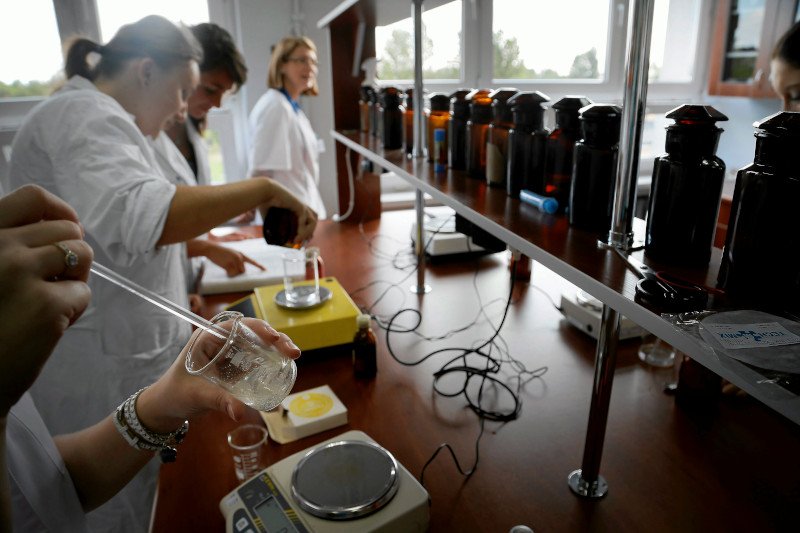 Pracownicy firm farmaceutycznych zaszczepieni przeciwko covid-19. To niezgodne z zasadami.