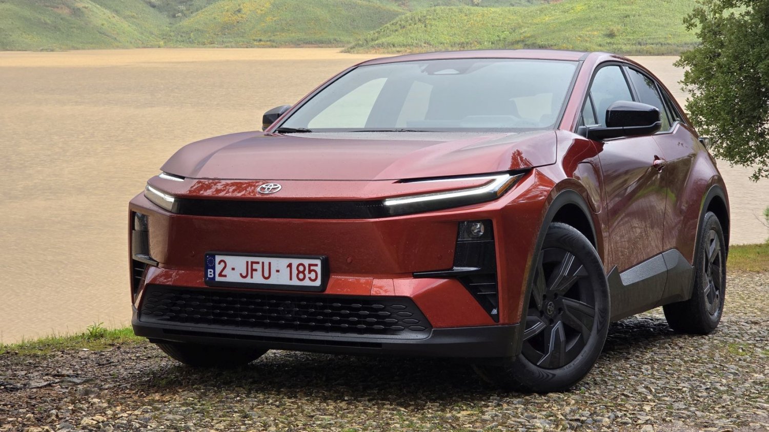 Jeździłem Toyotą C-HR+. Sprytni Japończycy zapożyczyli kilka rzeczy ze swoich aut, w tym z... Lexusa