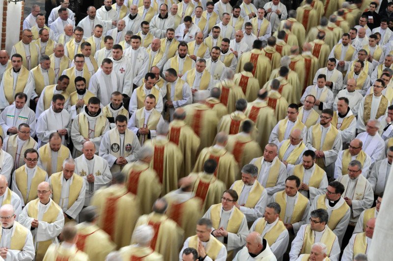 Polacy coraz gorzej postrzegają Kościół.