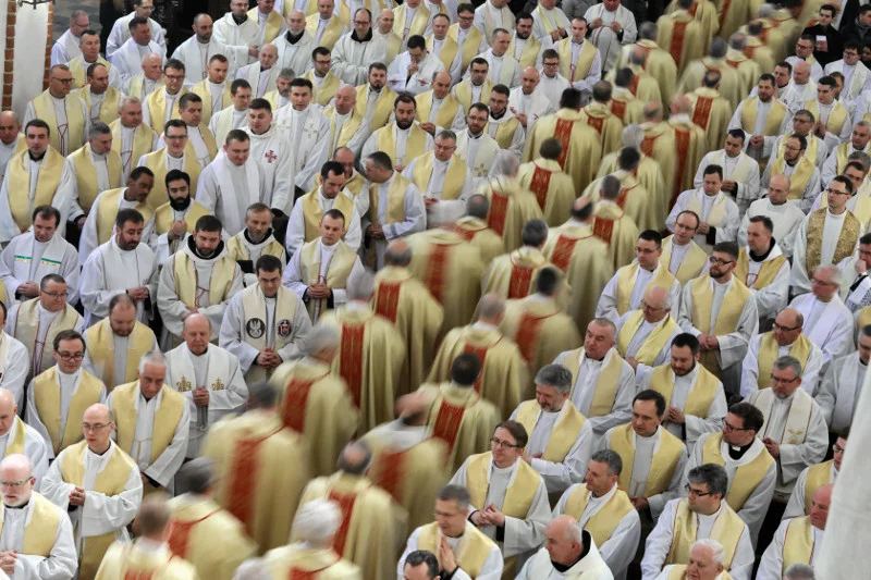 Polacy coraz gorzej postrzegają Kościół.