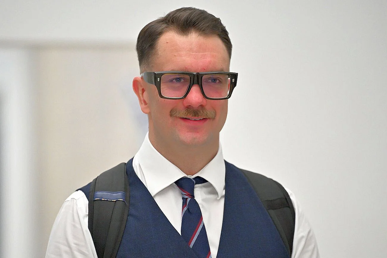Poseł Łukasz Mejza usłyszał prokuratorskie zarzuty Poseł Łukasz Mejza usłyszał zarzuty. Grozi mu od 6 m-cy do 8 lat za kratami